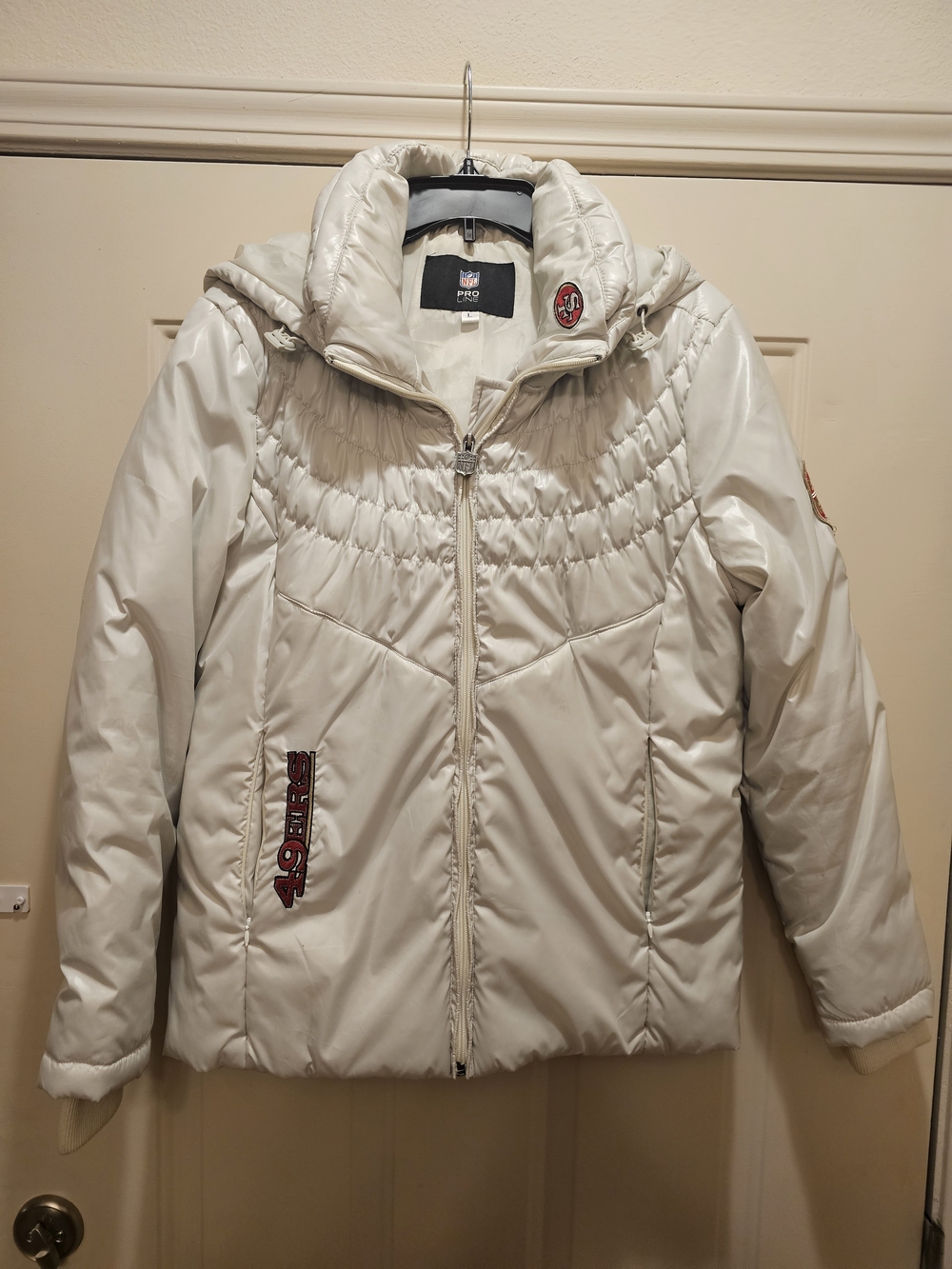 Vintage Woman's White Puffer Jacket - San Francisco 49ers Size L